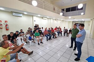 Vereador Sergio Santana se reúne com comerciantes ambulantes da Orla da Praia de Santos em busca de soluções para a categoria