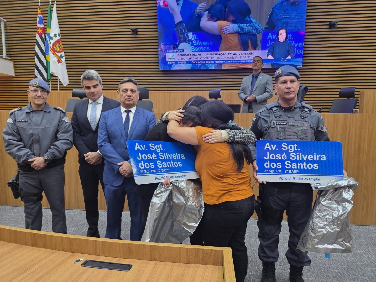 Familiares do Sargento José Silveira dos Santos se abraçam ao receber as placas da avenida que leva seu nome, ao lado do vereador Sérgio Santana e de policiais do 2º BAEP