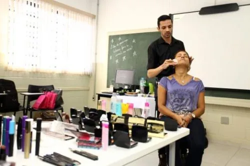 Vila Criativa em Santos oferece cursos de Almoxarife e Maquiador