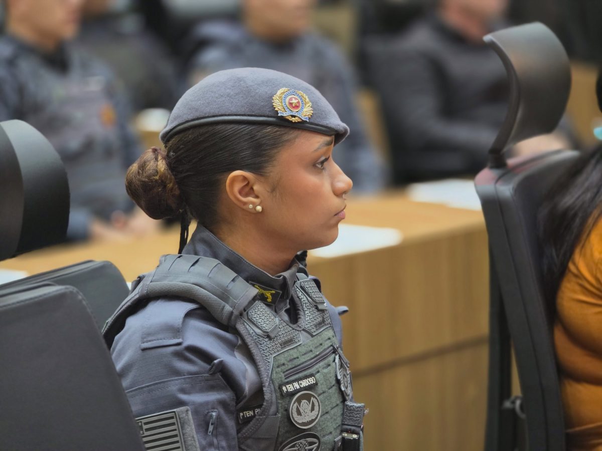 Policial militar do 2º BAEP acompanha a Sessão Solene dos 12 anos do batalhão na Câmara Municipal de Santos
