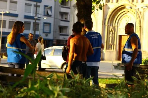 Equipes de rua buscam resgatar pessoas que perderam a esperança