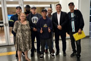 Vereador Sérgio Santana com pescadores artesanais na Câmara Municipal de Santos