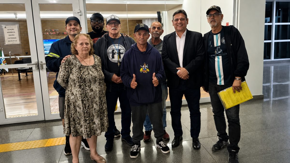Vereador Sérgio Santana com pescadores artesanais na Câmara Municipal de Santos