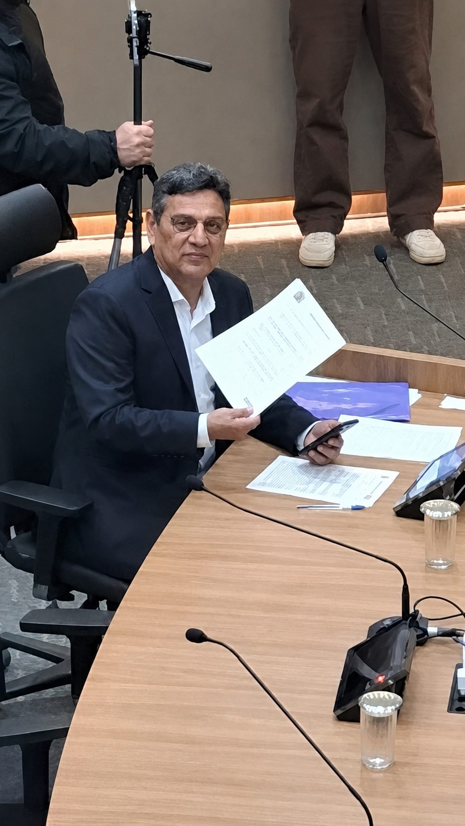 Vereador Sérgio Santana exibe o projeto de lei da pesca artesanal no plenário da Câmara de Santos
