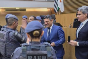 Vereador Sérgio Santana entrega homenagens a policiais do 2º BAEP na Câmara Municipal de Santos