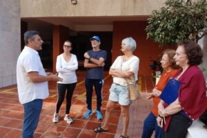 Vereador Sérgio Santana conversa com grupo de moradores e síndicos na Rua Olavo Bilac, em Santos