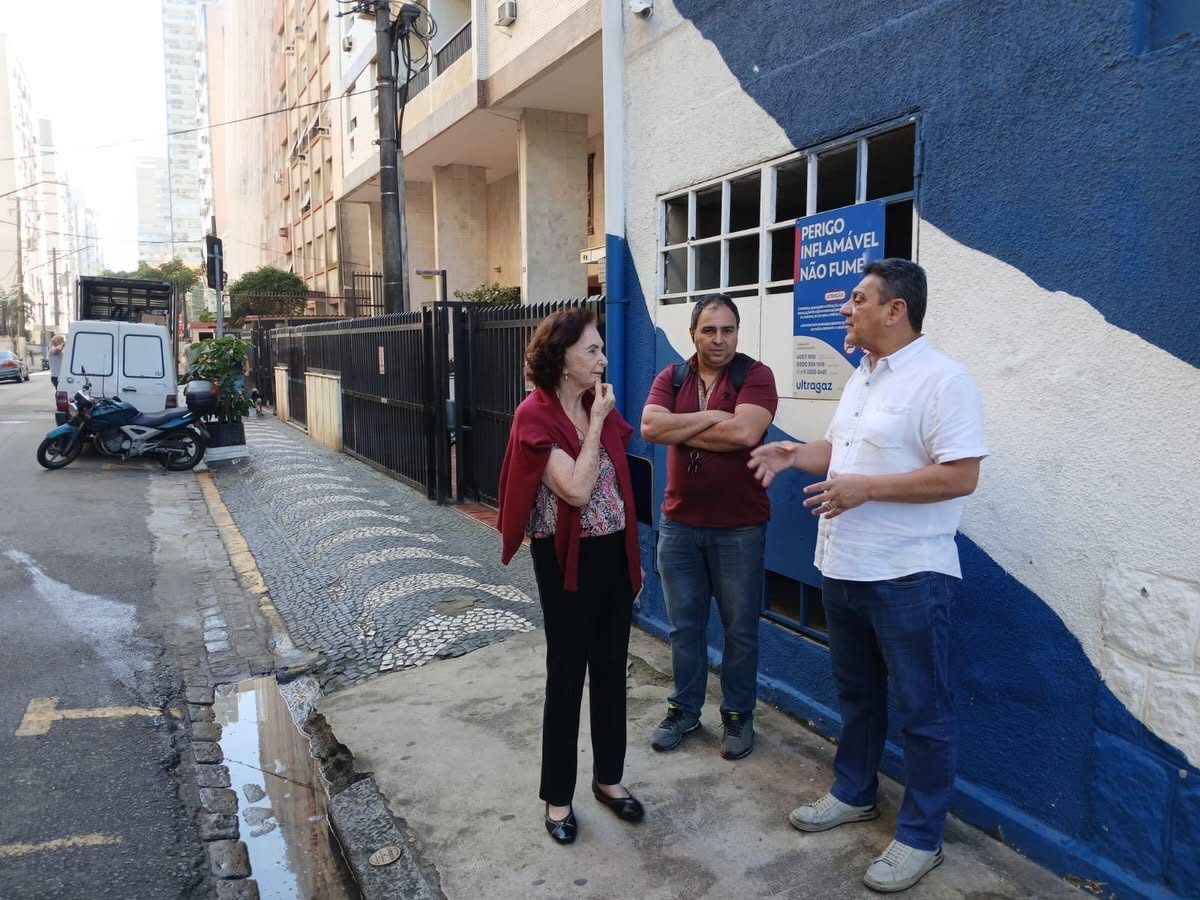 Vereador Sérgio Santana conversa com moradora e síndico na calçada da Rua Olavo Bilac, em Santos