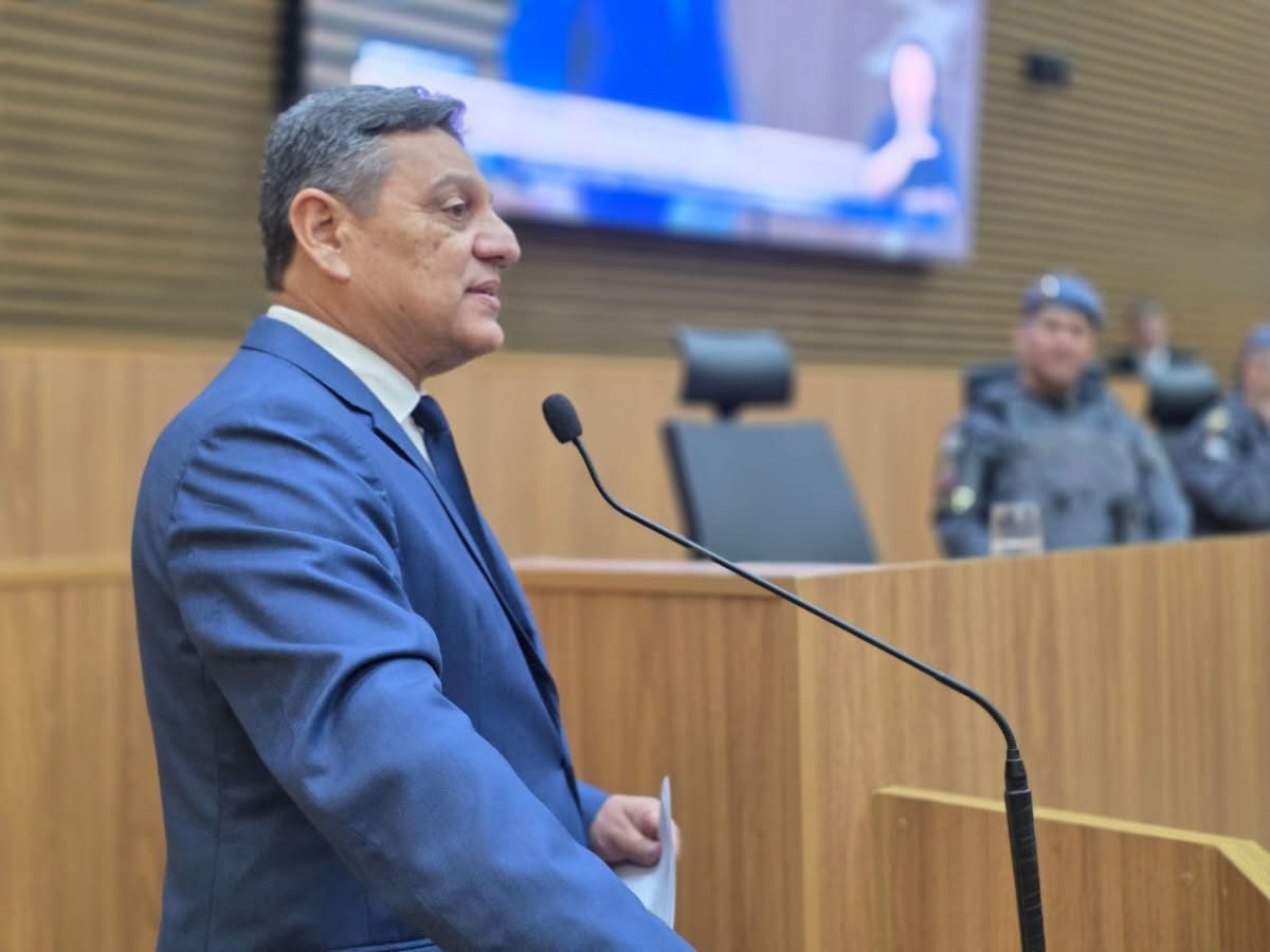 Vereador Sérgio Santana discursa na tribuna da Câmara Municipal de Santos durante a Sessão Solene dos 12 anos do 2º BAEP