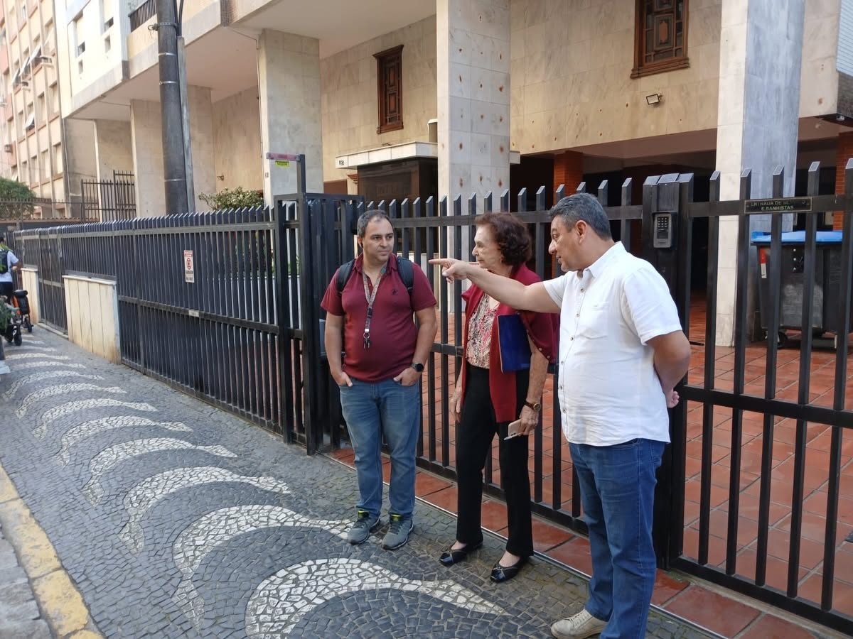 Morador aponta problemas de trânsito ao vereador Sérgio Santana em frente a condomínio da Rua Olavo Bilac, em Santos